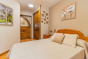 2 dormitorios, tabla de planchar con plancha, ropa de cama