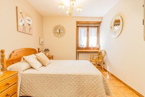 2 bedrooms, iron/ironing board, bed sheets