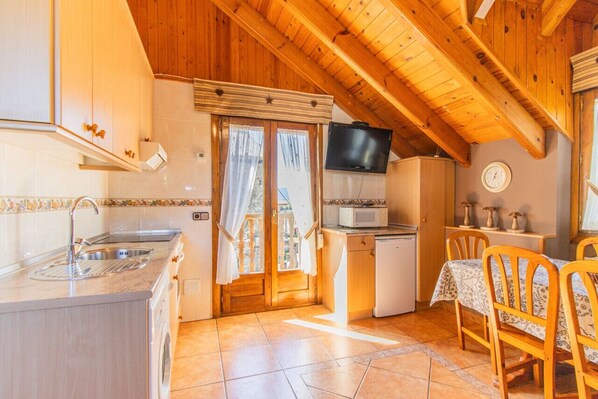 Microondas, horno, placa de cocina y cafetera o tetera