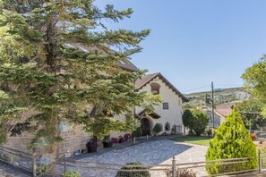 المنطقة المحيطة بالمنشأة