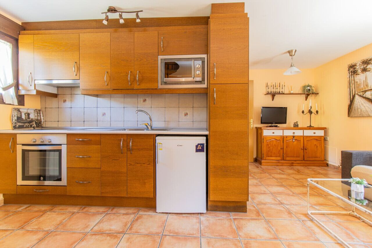 Microondas, horno, placa de cocina y cafetera o tetera