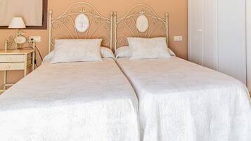 2 slaapkamers, een strijkplank/strijkijzer, beddengoed