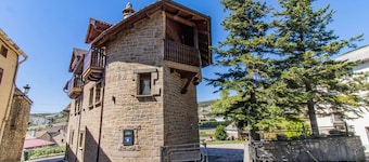 Apartment for Couples in the Pyrenees - Garden & Parking