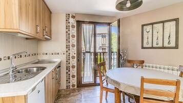 Microondas, horno, placa de cocina y cafetera o tetera
