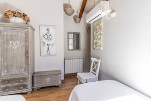 2 slaapkamers, een strijkplank/strijkijzer, beddengoed