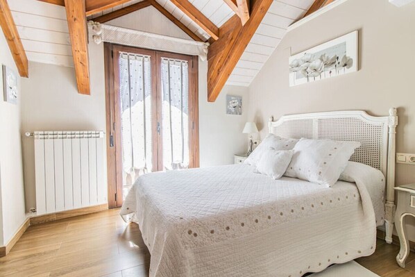 2 bedrooms, iron/ironing board, bed sheets - Rustic Duplex in the Pyrenees - Garden & Parking (Senegüé)