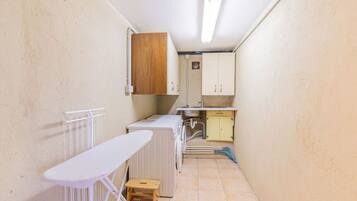 Mikrovågsugn, ugn, spishäll och kaffe- och tebryggare