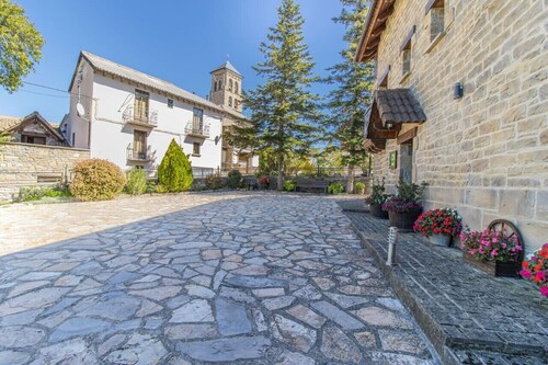 Intimate Retreat in the Pyrenees Garden & Parking