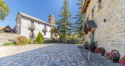 Intimate Retreat in the Pyrenees Garden & Parking