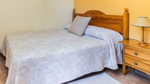 1 bedroom, bed sheets