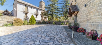 Intimate Retreat in the Pyrenees Garden & Parking