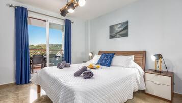 3 chambres, fer et planche à repasser, Wi-Fi, draps fournis