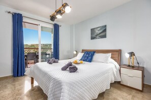 3 bedrooms, iron/ironing board, WiFi, bed sheets - Relax in our luxury home | Terrace, Pool & Parking (San Roque)