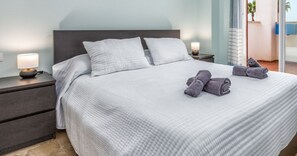 3 bedrooms, iron/ironing board, WiFi, bed sheets - Relax in our luxury home | Terrace, Pool & Parking (San Roque)