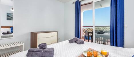 3 slaapkamers, een strijkplank/strijkijzer, wifi, beddengoed