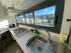 Kjøleskap, mikrobølgeovn, ovn og kokeplater