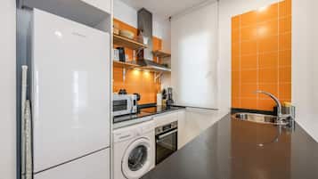 Een koelkast, een magnetron, een oven, een kookplaat