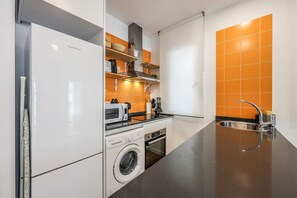 冷蔵庫、電子レンジ、オーブン、コンロ