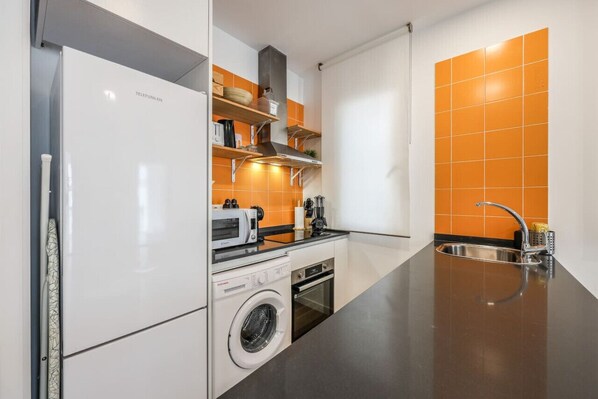 冷蔵庫、電子レンジ、オーブン、コンロ