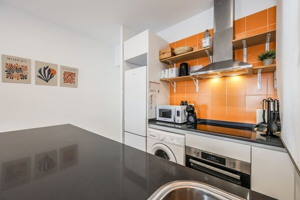 Réfrigérateur, micro-ondes, four, plaque de cuisson