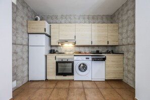 Réfrigérateur, four à micro-ondes, un four, cafetière-théière