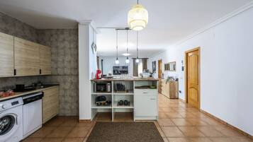 Een koelkast, een magnetron, een oven, een koffiezetapparaat/waterkoker