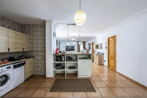 Een koelkast, een magnetron, een oven, een koffiezetapparaat/waterkoker