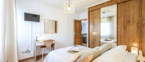 1 dormitorio, escritorio, tabla de planchar con plancha y wifi