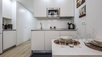 Coffee/tea maker, fridge, microwave, stovetop