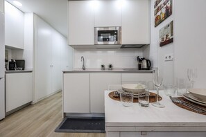 Refrigerador, microondas, placa de cocina, lavavajillas