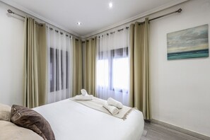 Desk, iron/ironing board, WiFi, bed sheets