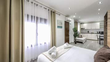 Een bureau, een strijkplank/strijkijzer, wifi, beddengoed