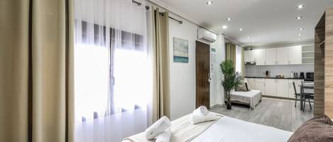 Een bureau, een strijkplank/strijkijzer, wifi, beddengoed