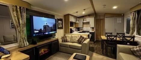 Télévision, cheminée, chaîne hi-fi