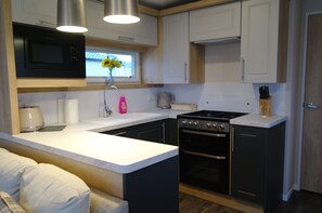 Fridge, microwave, oven, stovetop - 7 Park Lane - Patrington Haven, Leisure Park (Patrington Haven)