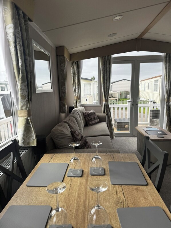 Fernseher, Kamin, Stereoanlage