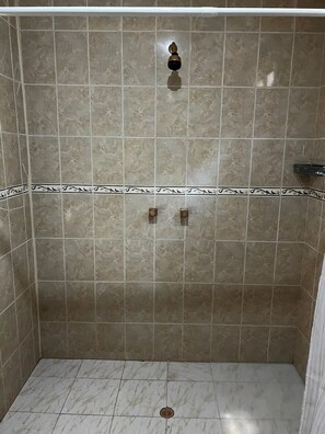 Haartrockner, Handtücher, Seife, Toilettenpapier