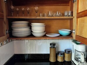 Réfrigérateur, four, plaque de cuisson, cafetière/bouilloire