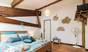 3 bedrooms, desk, iron/ironing board, travel crib