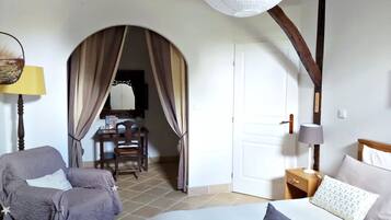 3 bedrooms, desk, iron/ironing board, travel crib