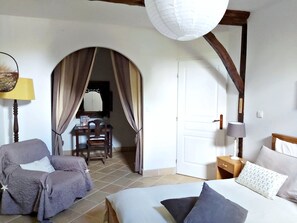 3 bedrooms, desk, iron/ironing board, travel cot