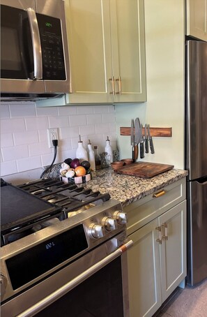 Geladeira, micro-ondas, fogão, cooktop