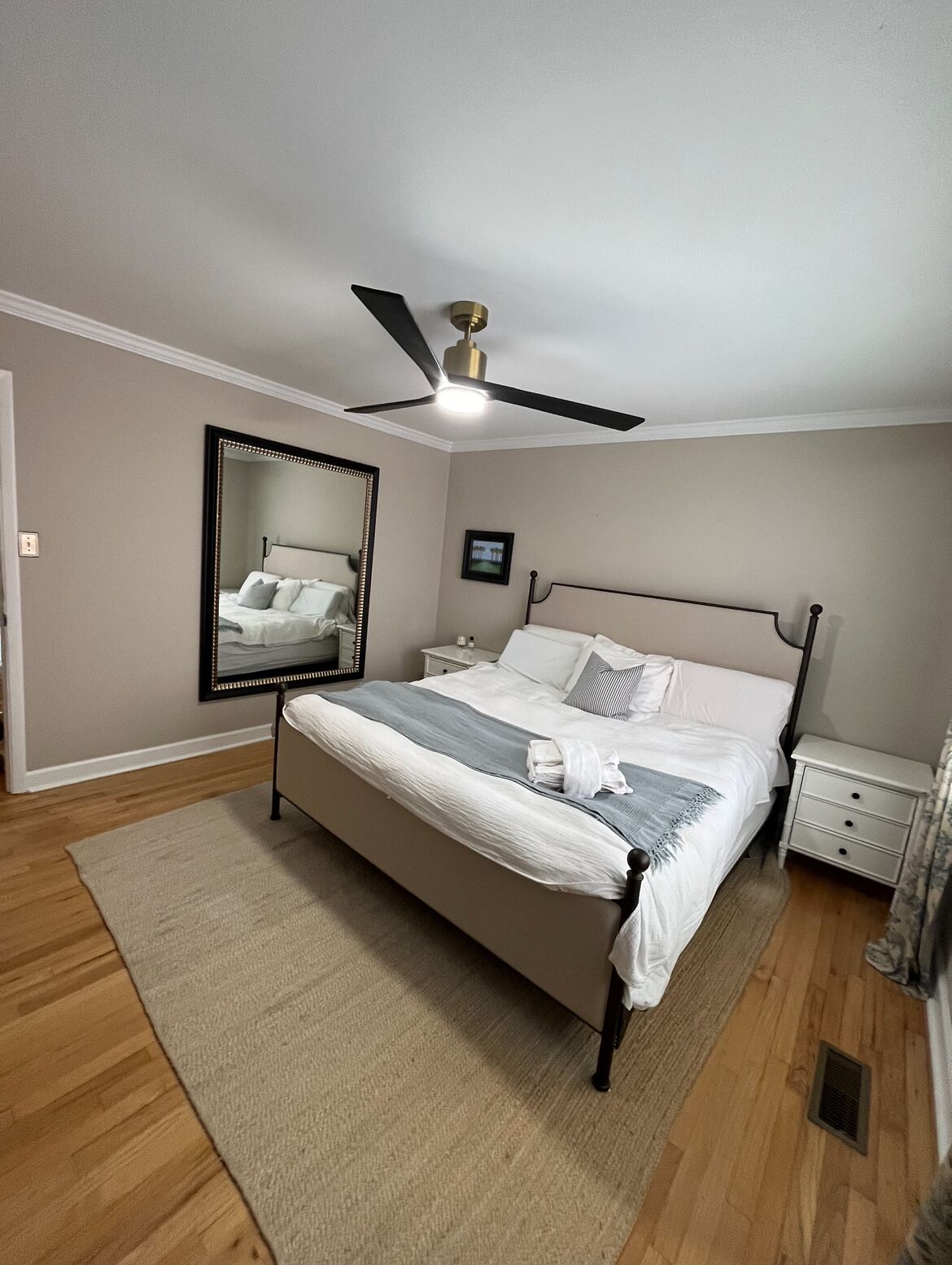 2 bedrooms, desk, iron/ironing board, WiFi