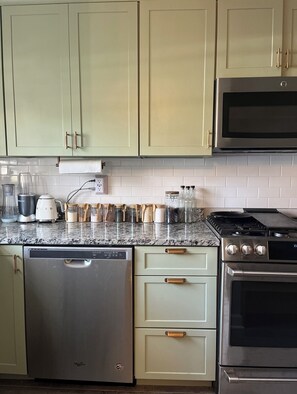 Réfrigérateur, four à micro-ondes, un four, surface de cuisson