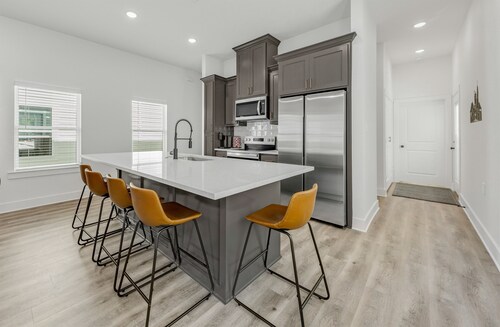 Midtown: New Home, 2 Miles to A&M/TV in Every Room