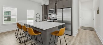 Midtown: New Home, 2 Miles to A&M/TV in Every Room