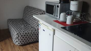 Minijääkaappi, mikroaaltouuni, liesi, syöttötuoli