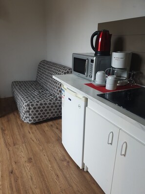 Mini réfrigérateur, micro-ondes, plaque de cuisson, chaise haute