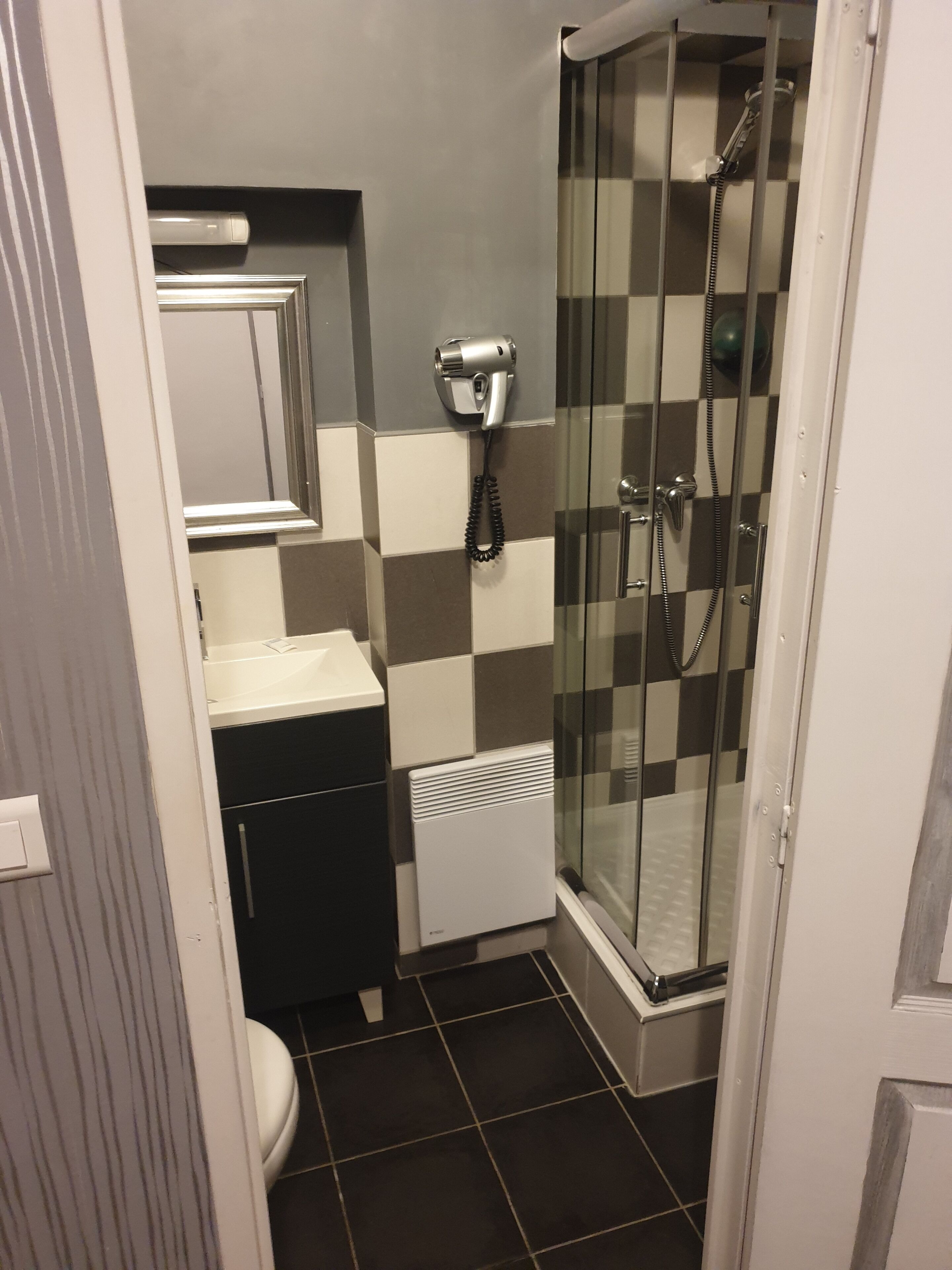 Comfort tweepersoonskamer | Badkamer | Een douche, een haardroger, handdoeken, zeep