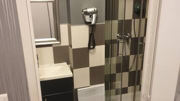 Comfort tweepersoonskamer | Badkamer | Een douche, een haardroger, handdoeken, zeep